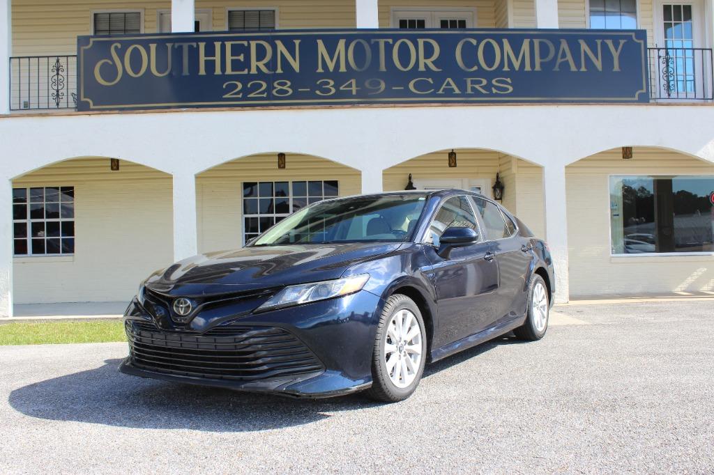 2019 Toyota Camry LE's photo